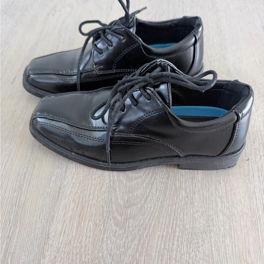 New French Toast Sleek Black Leather Boys Dress Formal Shoes Oxfords size 13